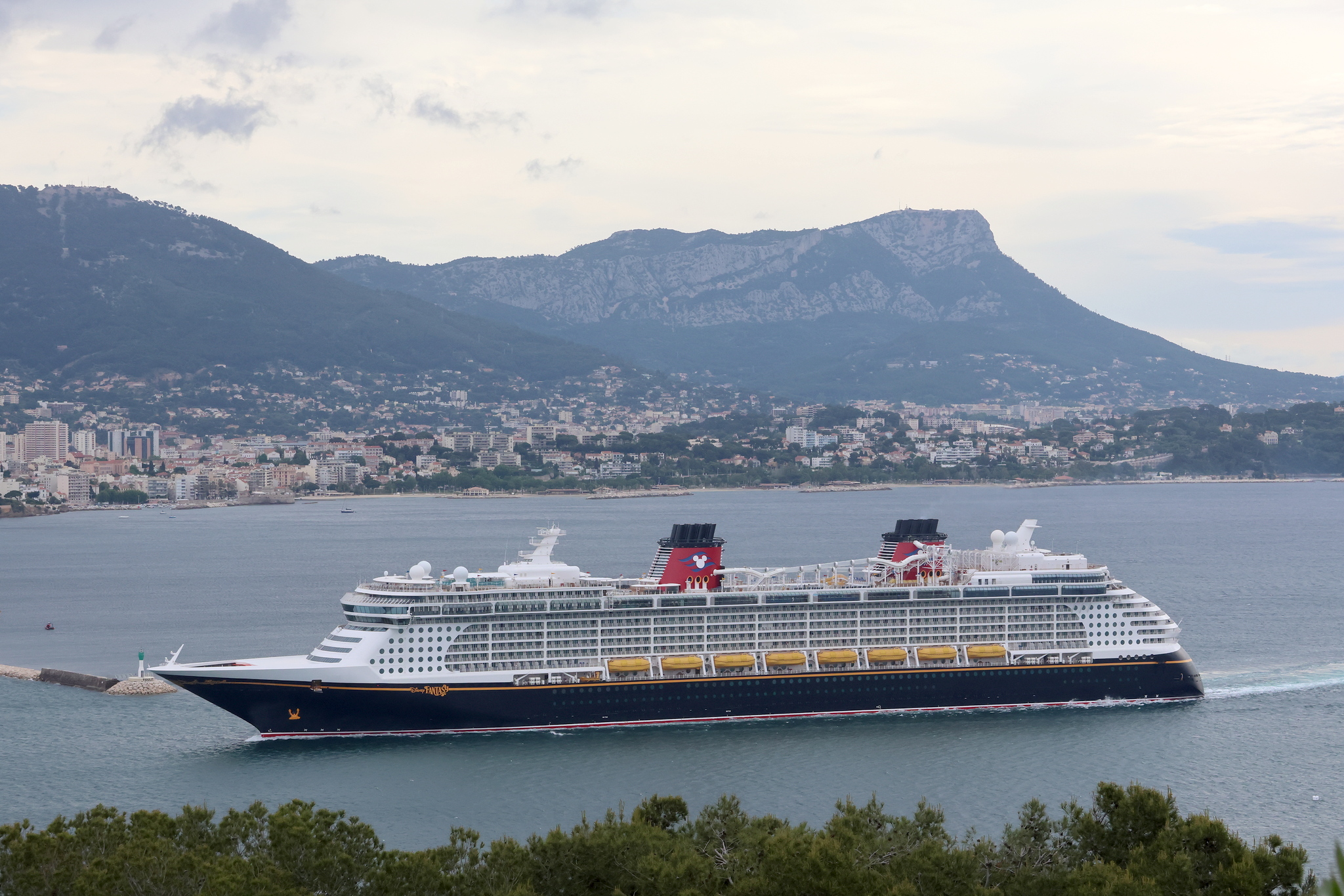 Vue d'un bateau de croisière dans la rade de Toulon