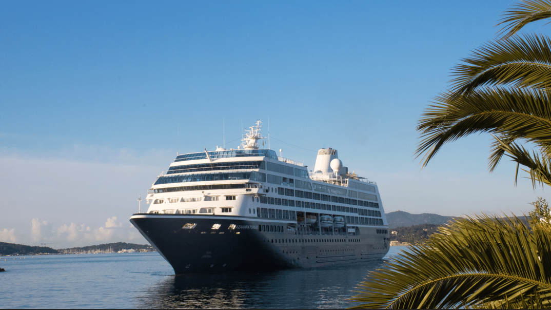 Vue d'un bateau de croisière dans la rade de Toulon
