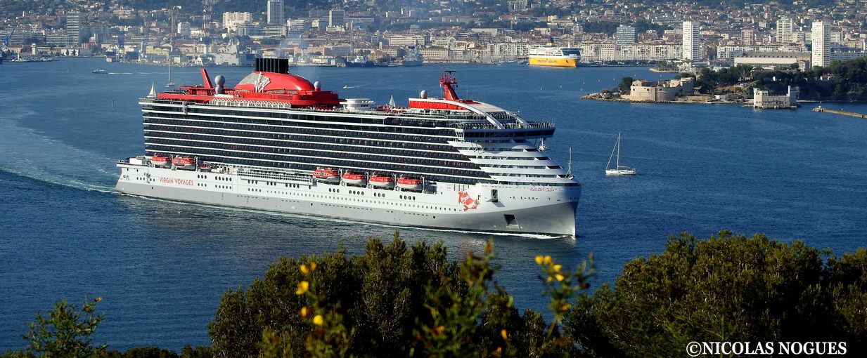 Vue d'un bateau de croisière dans la rade de Toulon